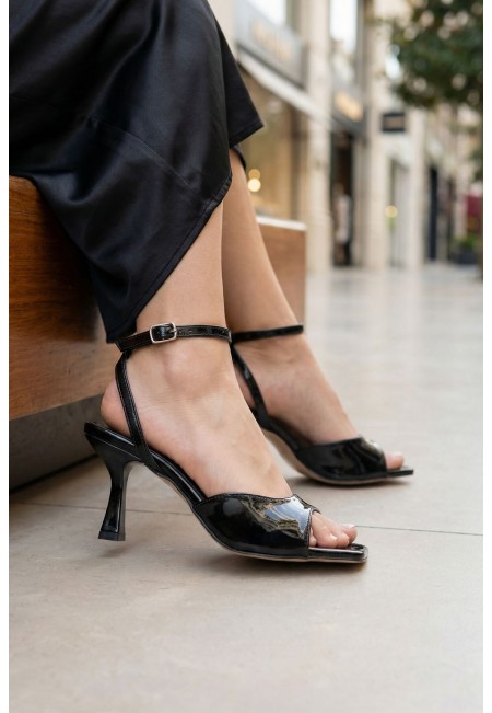 Soha Siyah Rugan Topuklu Bilekten Kemerli Ayakkabı