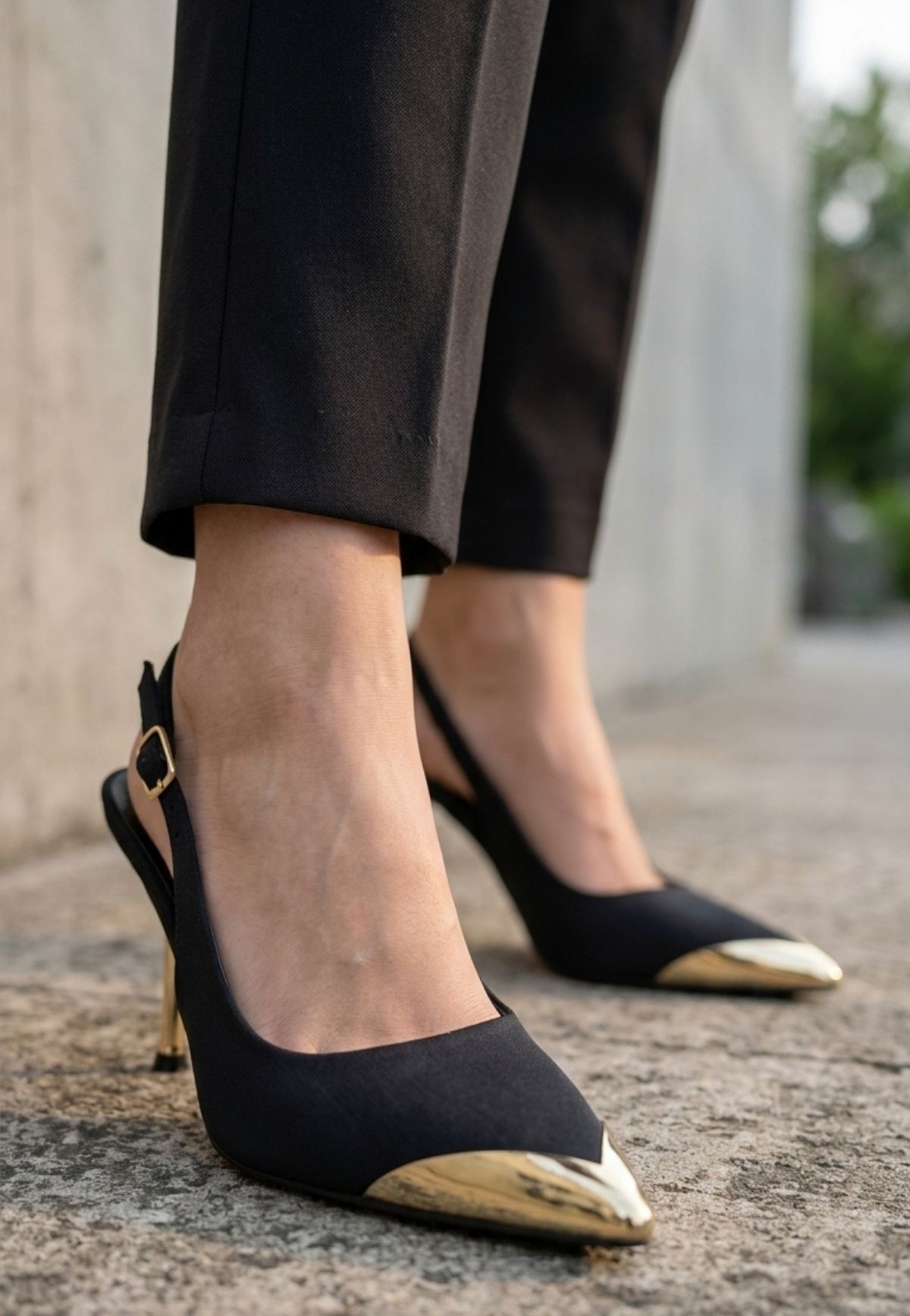 Puen Siyah Saten Stiletto Ayakkabı Garneviz Gold Topuklu